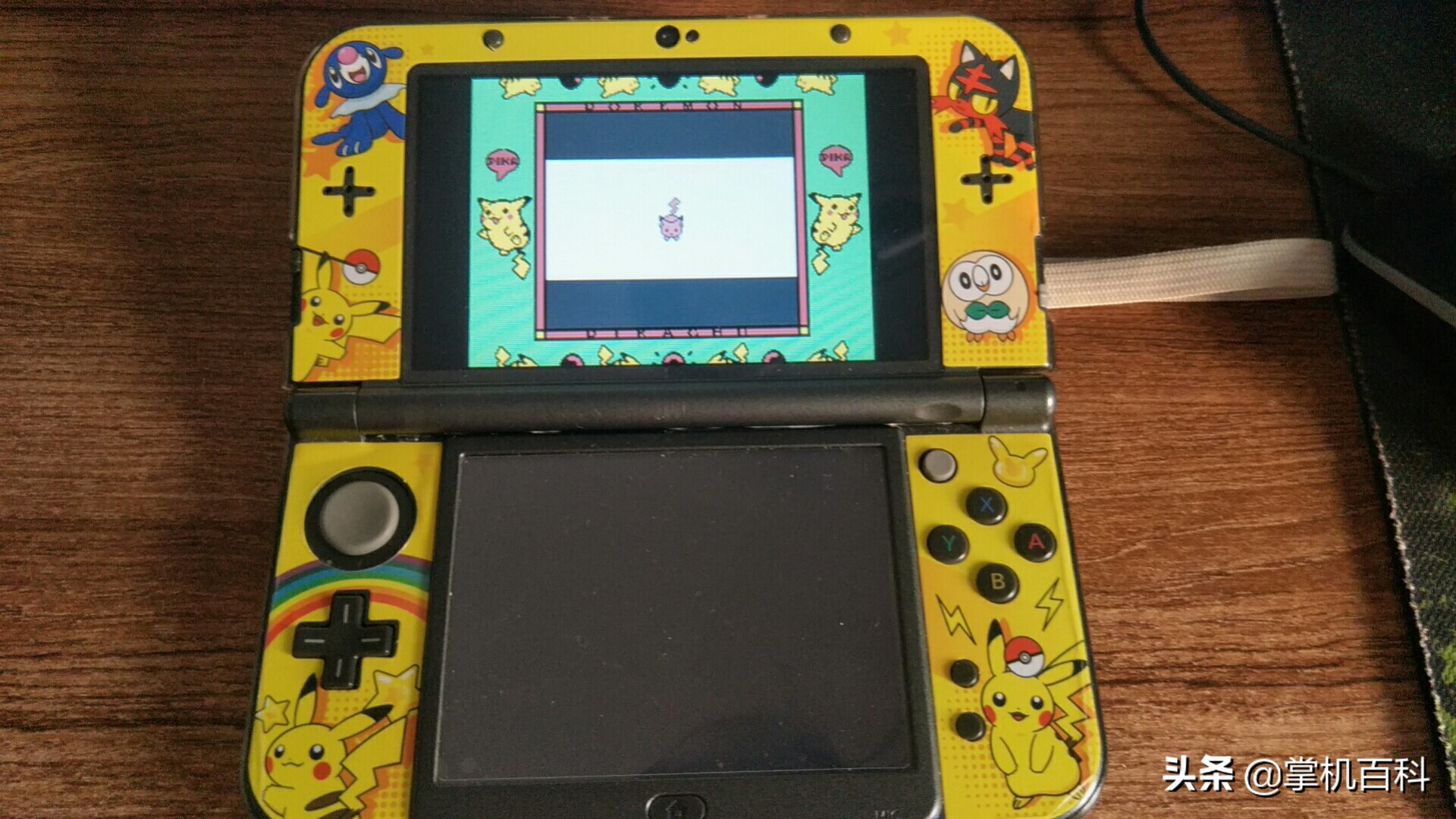 任天堂ndsi游戏机怎么插游戏卡,r4卡怎么玩gba游戏