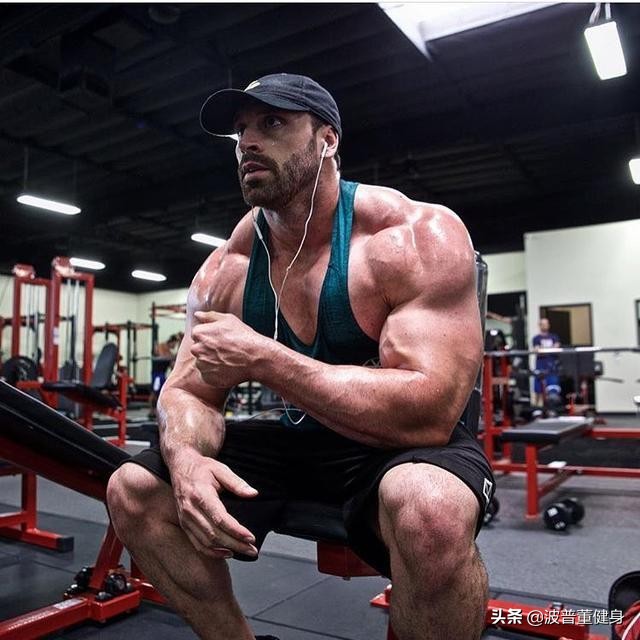 用哑铃练胸肌为什么肩酸痛,用哑铃想练肩膀怎样练宽