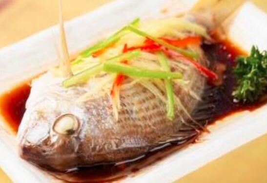 清蒸鱼怎么做好吃？从挑选到火候，全烹饪技巧介绍