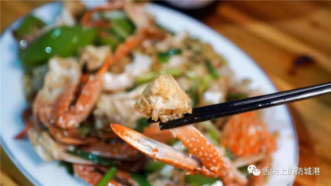 你愿意把夜晚交给谁？是舞台上的高跟鞋，还是大排长龙的宵夜摊