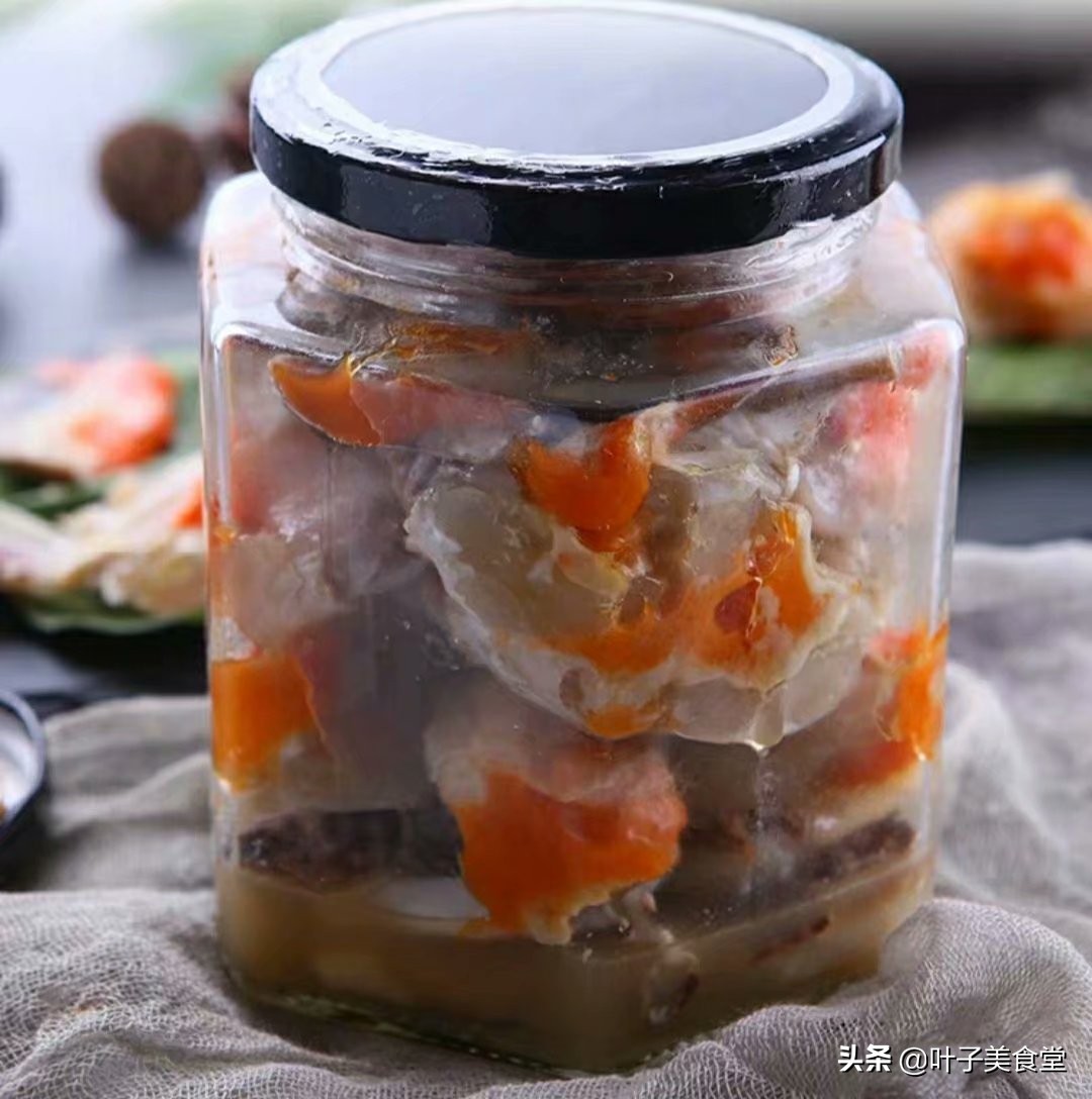 婆婆将活螃蟹塞进玻璃罐,不加一滴水,一周后拿出来,全家人点赞