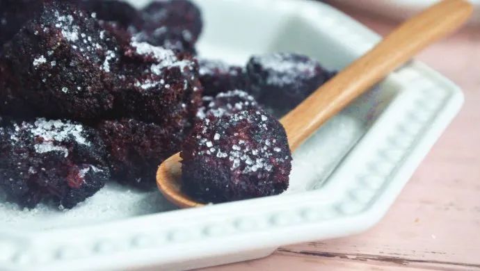 你吃过蘸酱油的杨梅吗,杨梅吃法蘸盐