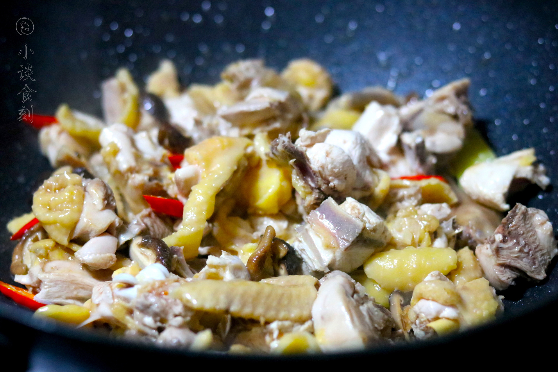 烧鸡为什么要炸一下再做,烧鸡要不要去血水