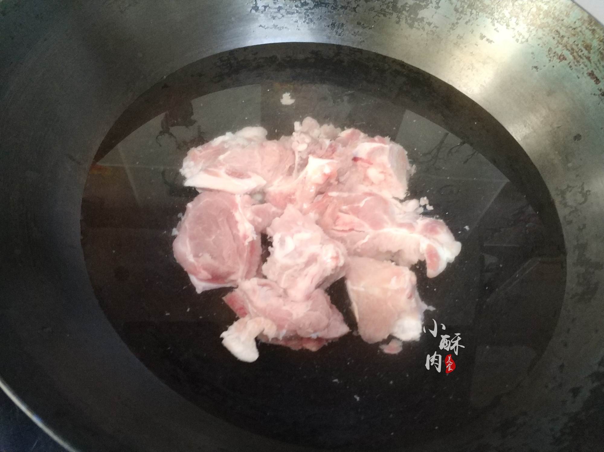 炖排骨盐放迟还是放早,炖排骨盐放多了咸了怎么办