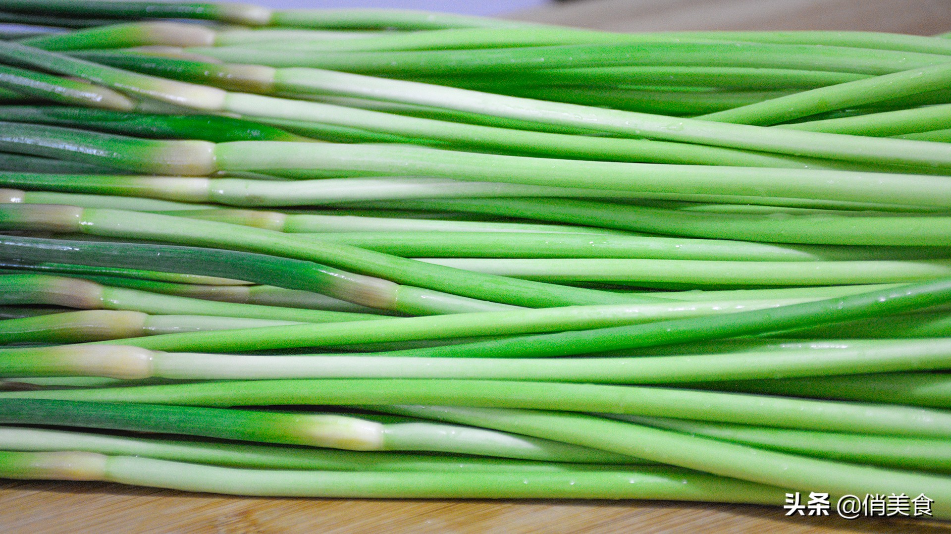 简单好吃的腌蒜苔,农村奶奶腌制蒜苔的家常做法