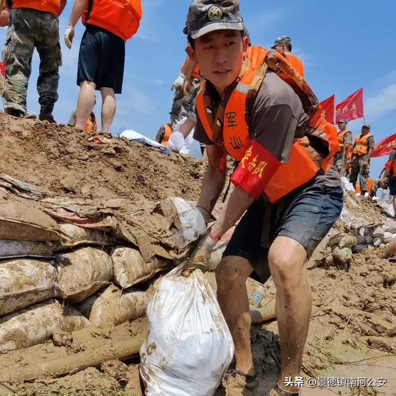 抗洪第一线的军人图片,解放军来抗洪一线感人场面