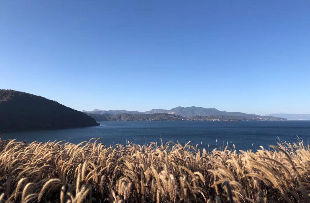 湖畔边的静寂之美——龙湖·抚仙湖星空小镇山顶度假美学馆