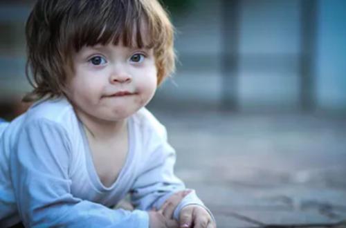 孩子咬妈妈手怎么办,小宝宝喜欢咬下嘴唇怎么办