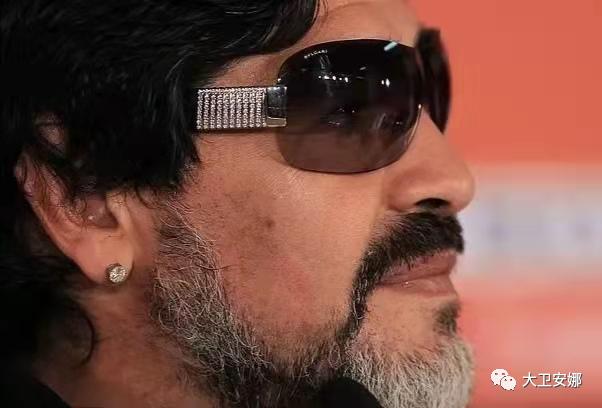 追忆球王马拉多纳,詹俊张璐追忆马拉多纳