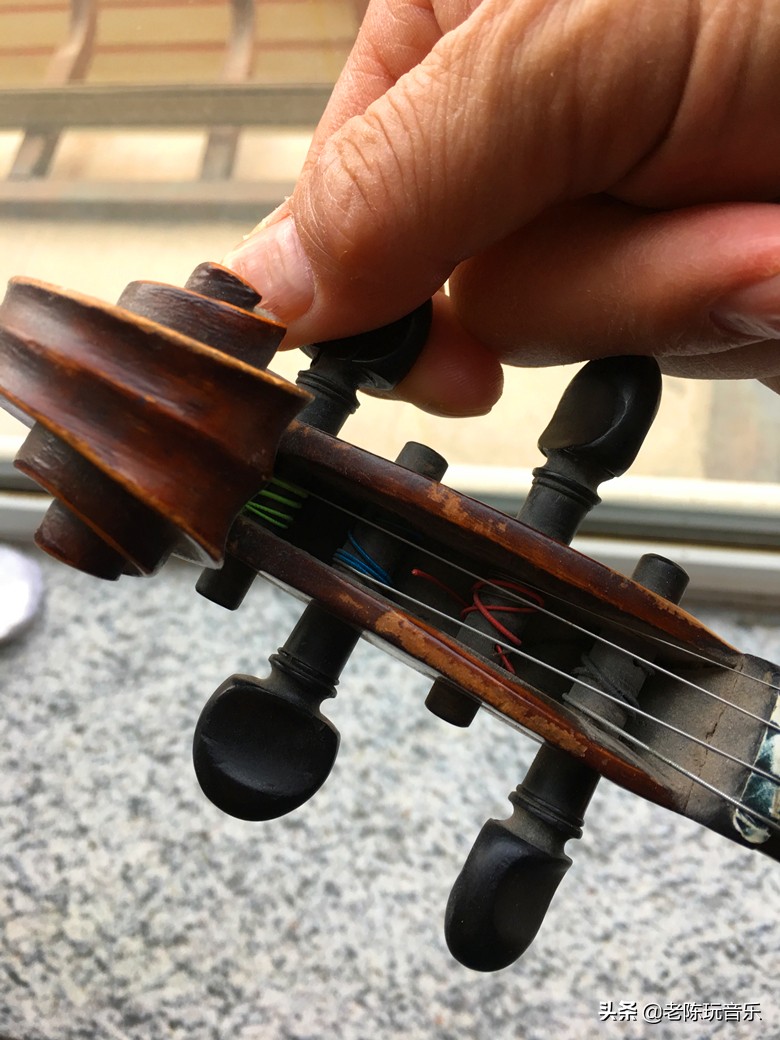 小提琴调音的时候弦轴回弹怎么办,小提琴手指按弦太高怎么办