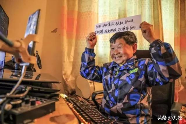 袖珍小伙修手机,袖珍老男孩修电器