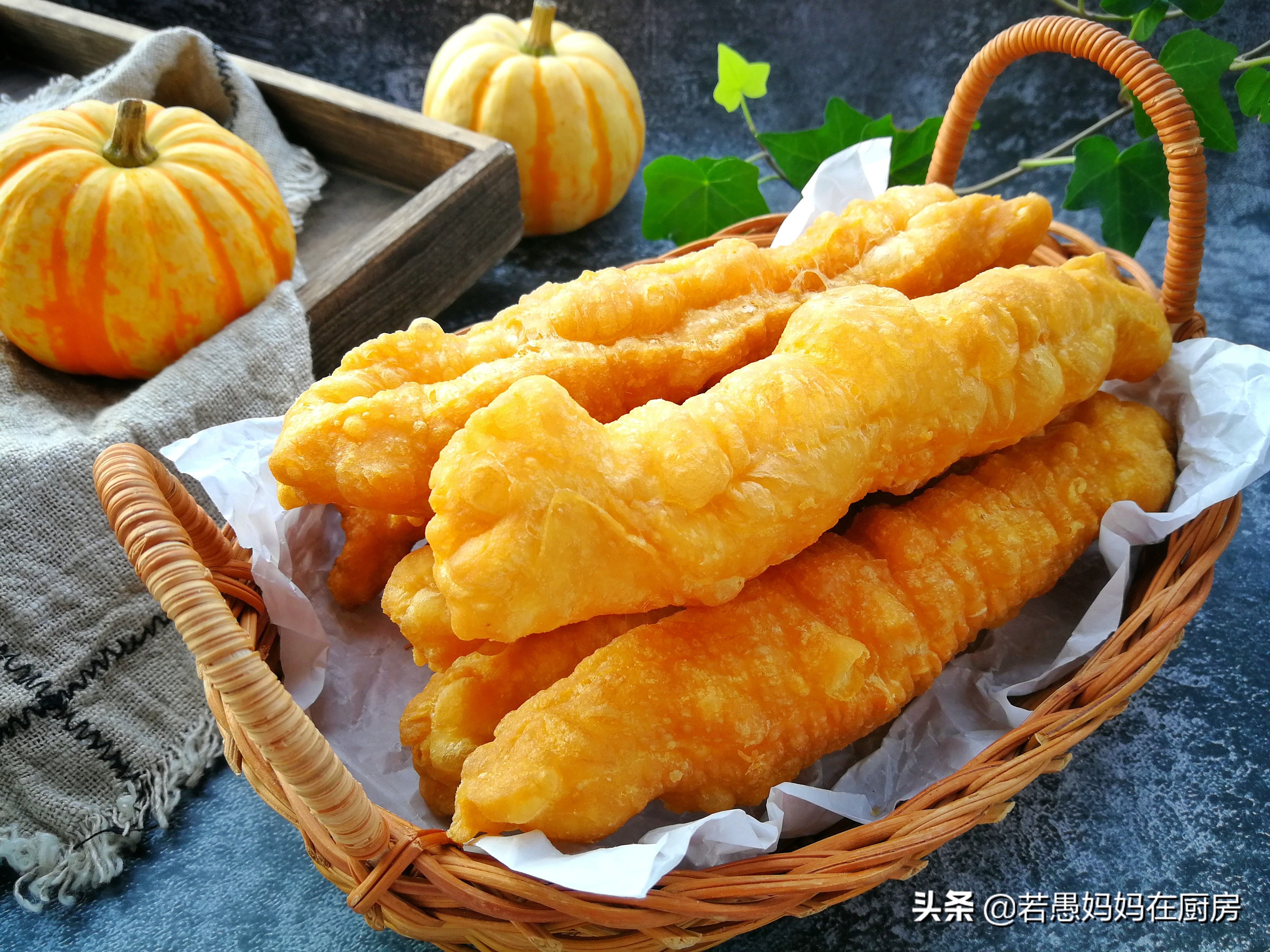 油条的家常做法酥脆空心不用等,酥脆油条做法和配方的全过程