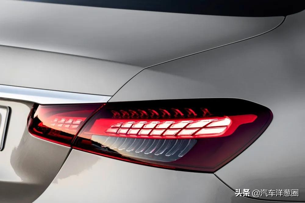 宝马发布全新车标,宝马蓝天白云标改黑白标