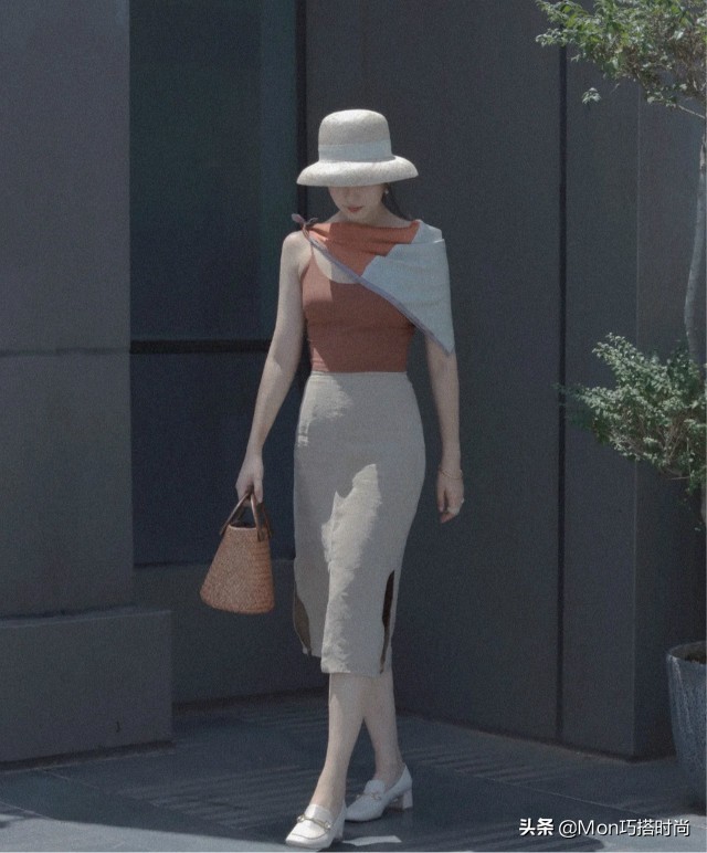 丝巾有几种戴法视频,春天的丝巾流行这样系