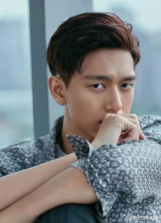 中年男士两边铲光再刻两道痕发型,男士发型两边铲短发定位烫