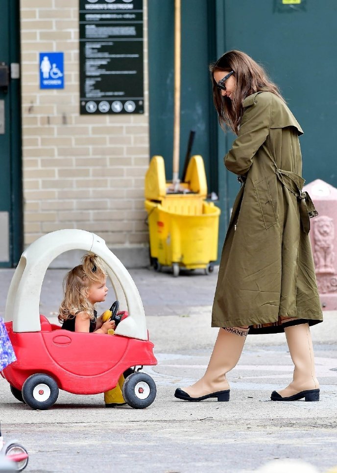 伊莲娜最新出街,伊莲娜带女儿出街