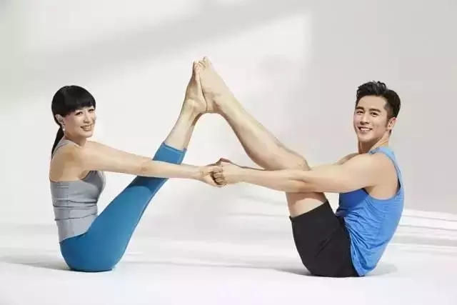 钟丽缇和老公秀双人瑜伽，50岁身材窈窕迷人，不愧是“不老女神”