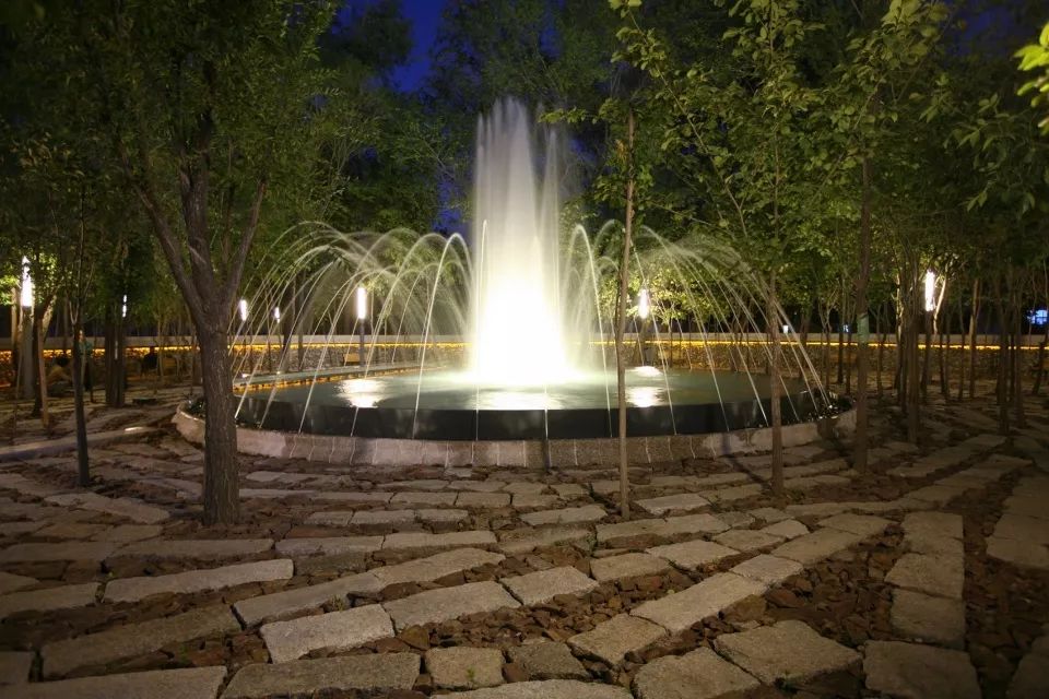 荒漠的城市,城市的喧嚣沙漠的宁静