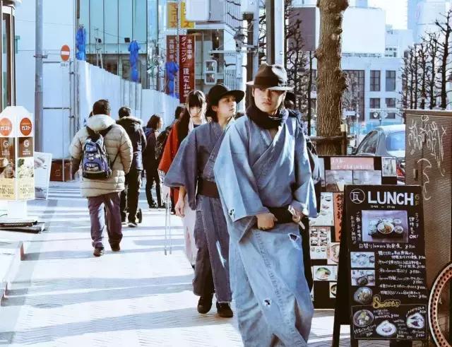 街头捡垃圾的日本武士忍者,日本街头捡垃圾武士