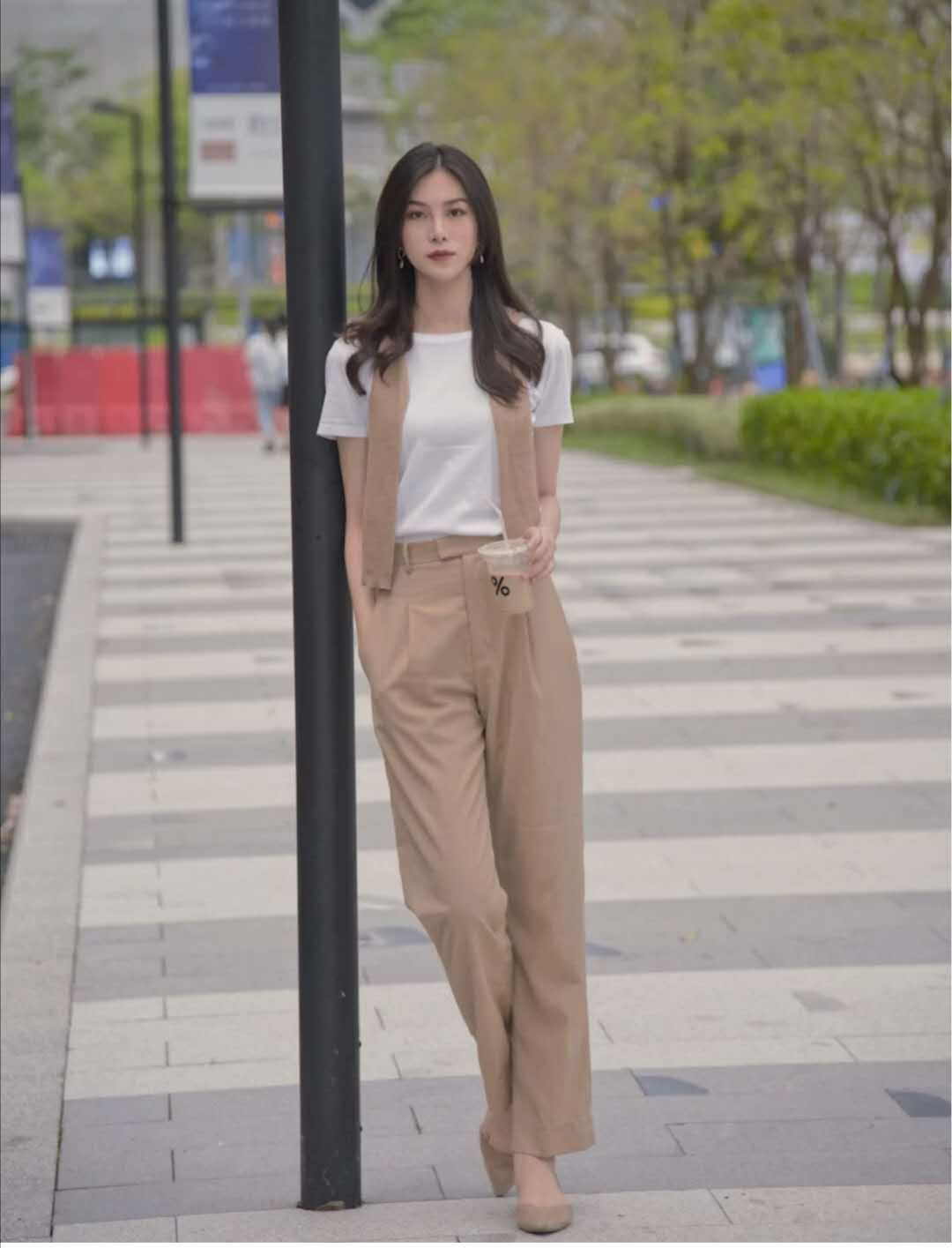 灰色上衣搭配卡其色裤子好看吗,冬季卡其色裤子搭配上衣图片