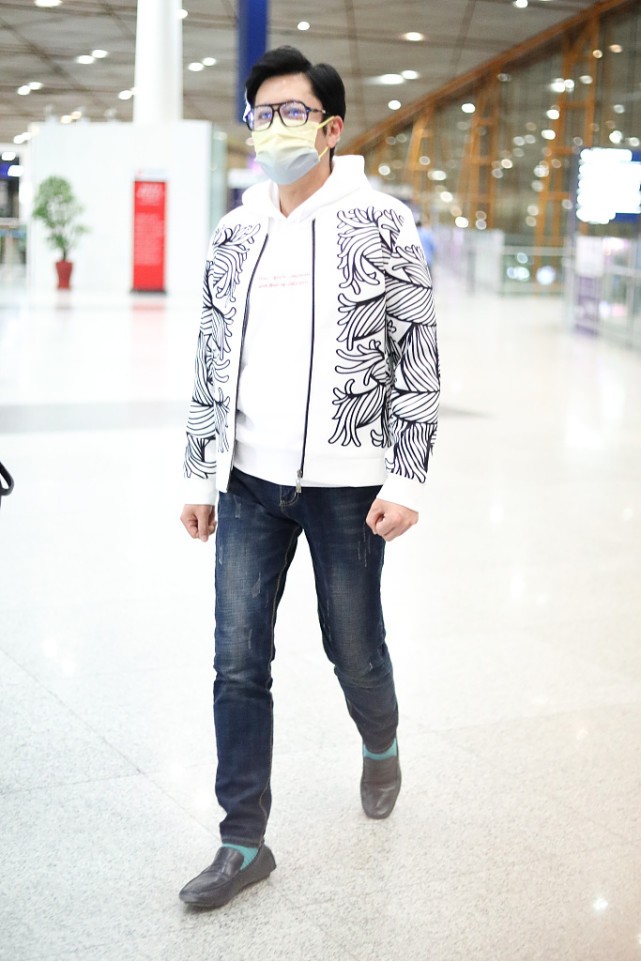 蔡国庆夹克搭配图片,蔡国庆春秋土黄色裤子穿搭