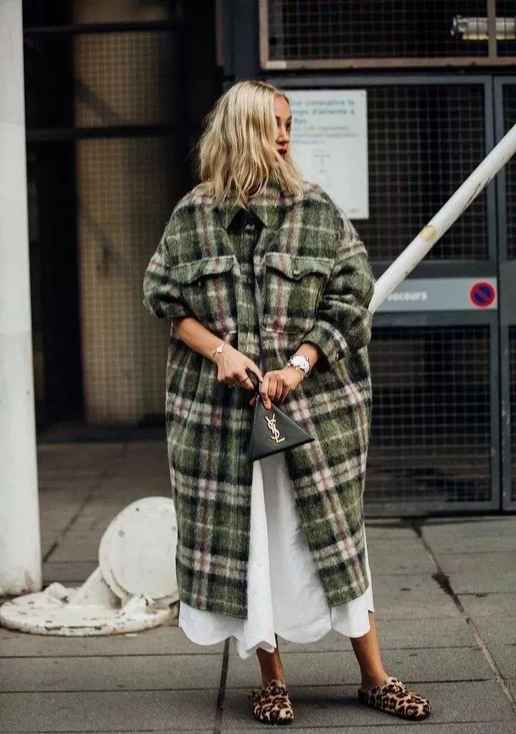 墨绿色格纹大衣怎样搭配好看,短款格纹毛呢大衣的搭配方法