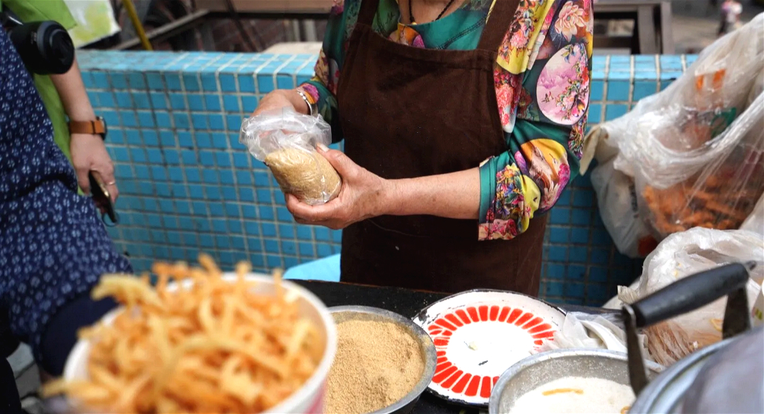 重庆临江门附近老奶奶的糯米团,老传统的糯米甜团