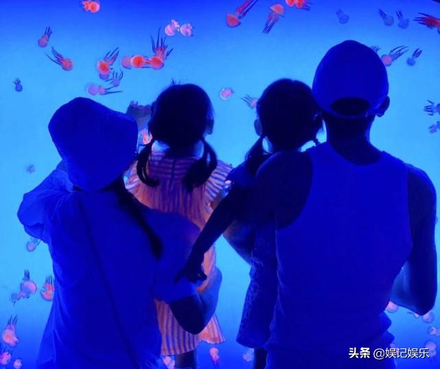 张杰谢娜分别带娃逛商场,张杰谢娜现身被跟拍