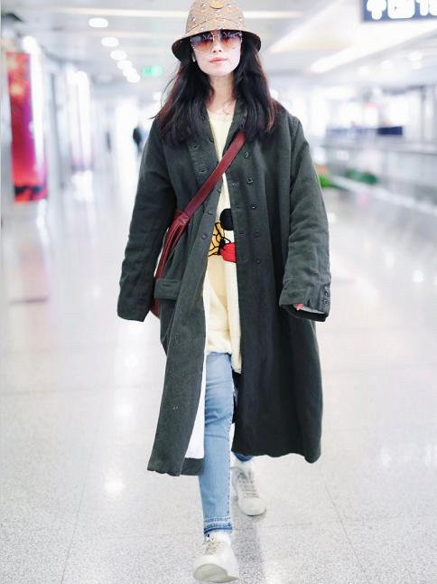 倪妮有种随性大气的美,倪妮黑色西装配什么鞋子