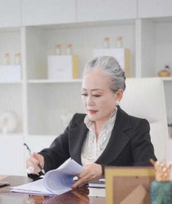 北京美女，40岁在餐馆洗碗，70岁当总经理，拿下过8亿元订单