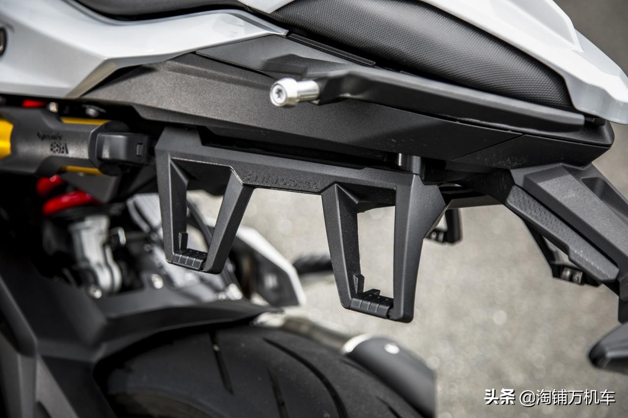 宝马f900r和杜卡迪950,宝马全新中型运动街车f900r赏析