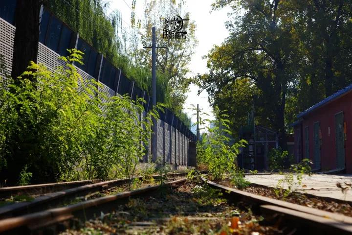 火车来了行人车辆请注意安全,行人车辆请注意火车就要来了