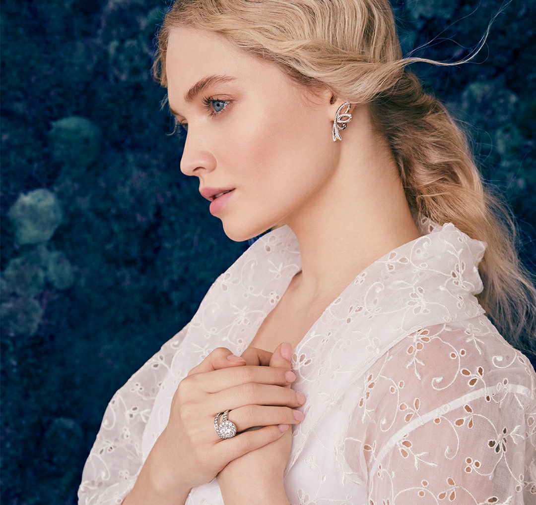 买钻戒买周大福好还是卡地亚好,钻石5万左右选什么品牌的钻戒