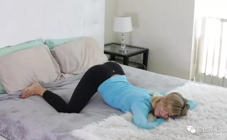 头脑昏沉不清醒犯困想睡觉怎么治,床上晨起瑜伽简单动作