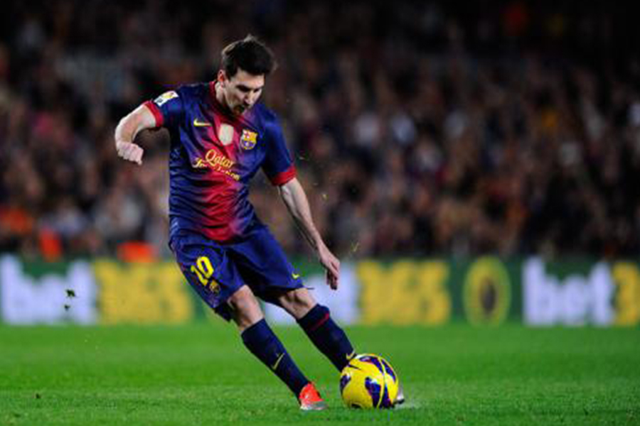 在空中画出了一道弧线,在空中划过一道抛物线