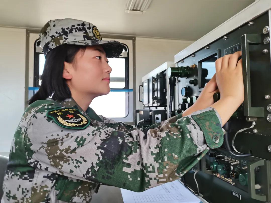 女兵开11吨特种车,女兵白萌