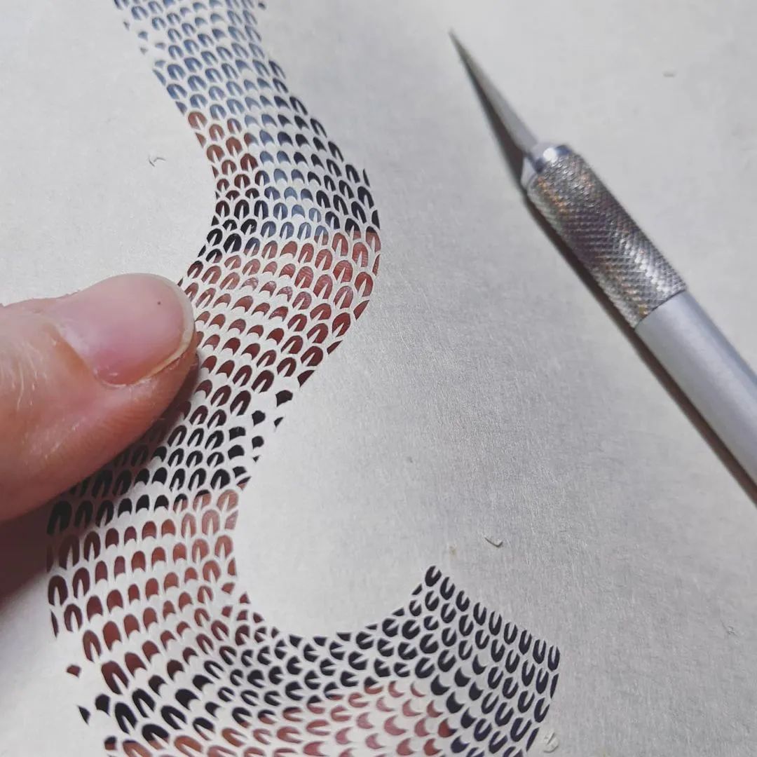 她被称为“刀王”，凭一把破刀，一张破纸，作品征服了全世界