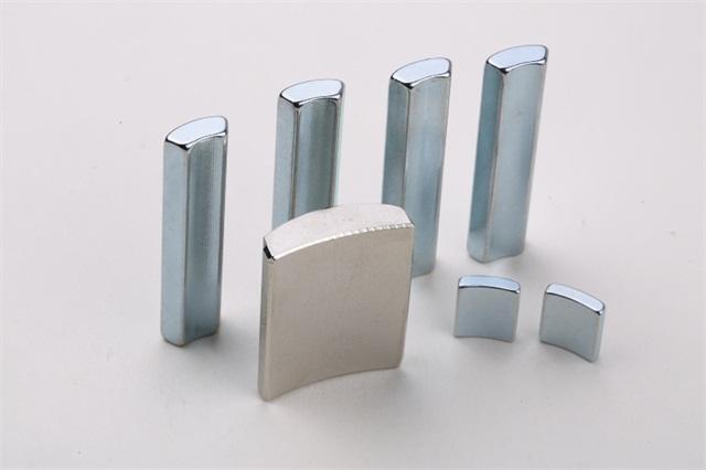 人体在强磁场中会受到伤害吗,人经过强磁场是不是也会产生电压