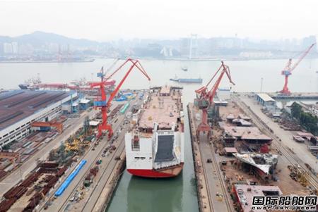 全球首艘!中国船厂首制新一代7500车LNG汽车滚装船出坞