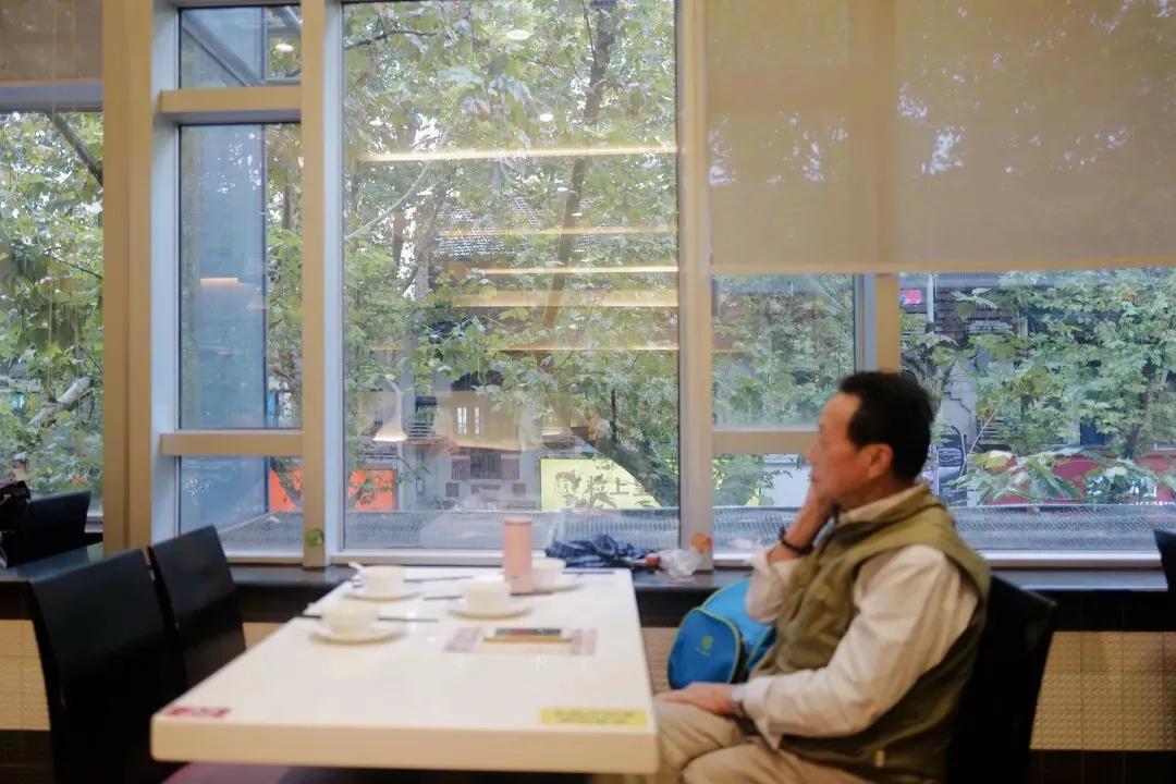 别争了,这条马路才是魔都内卷之王