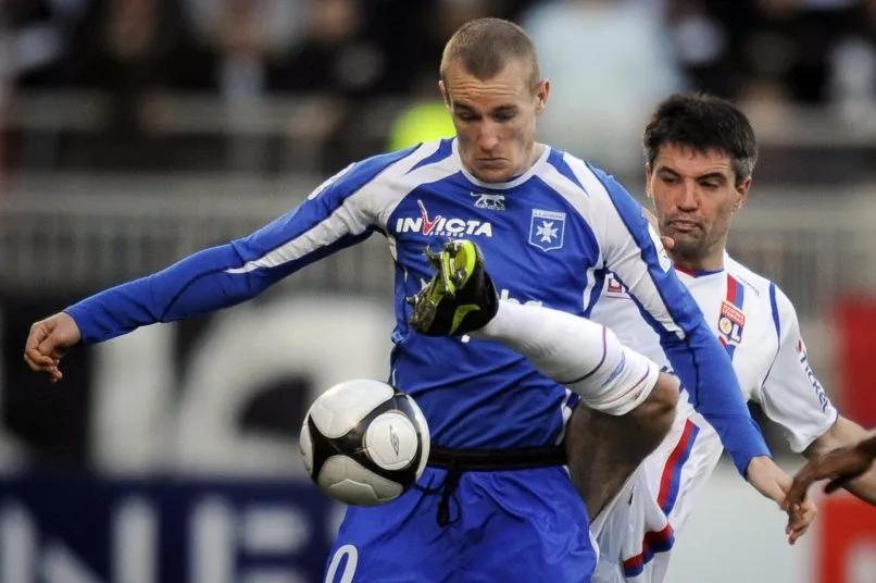 从法甲“饼王”，到感染新冠，他走过了怎样的崎岖球路？