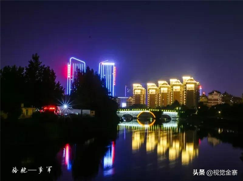 金寨城市夜晚霓虹灯璀璨,金寨山城夜景美景