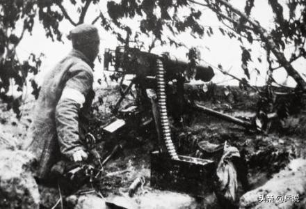 八路军送两个日本孤儿回日军驻地,八路军向村民赔礼道歉