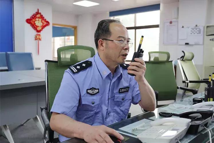 全国性试卷堵在高明大道,交警叔叔来“抢答”