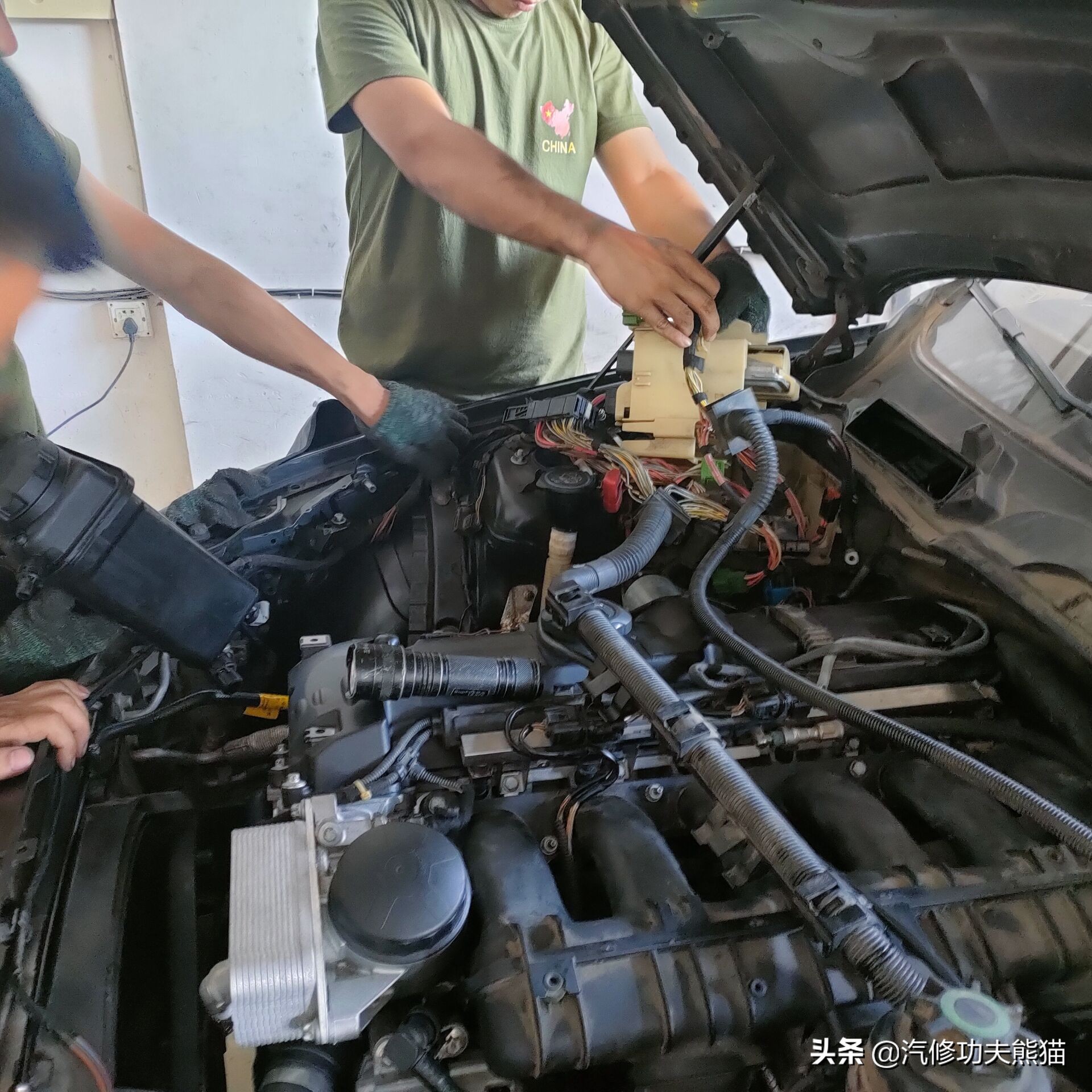 宝马e90325i2007款,宝马e90漏机油通病