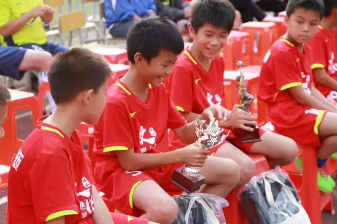 感动！84岁前国足主帅走进从化山区义教！