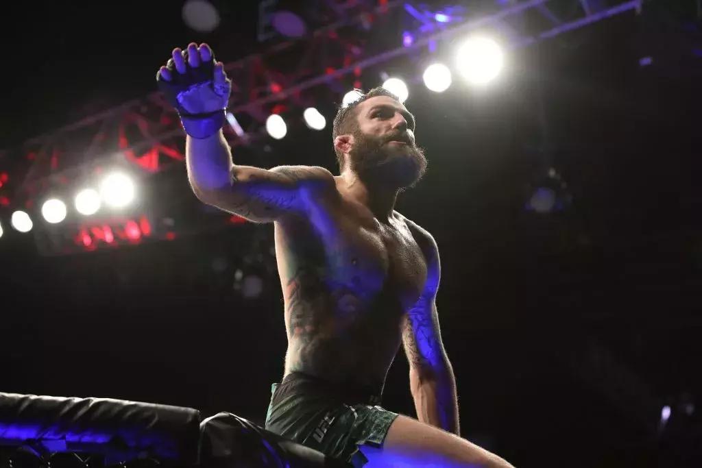 “骨头”琼斯三度称王，“母狮”加冕地表最强女战士