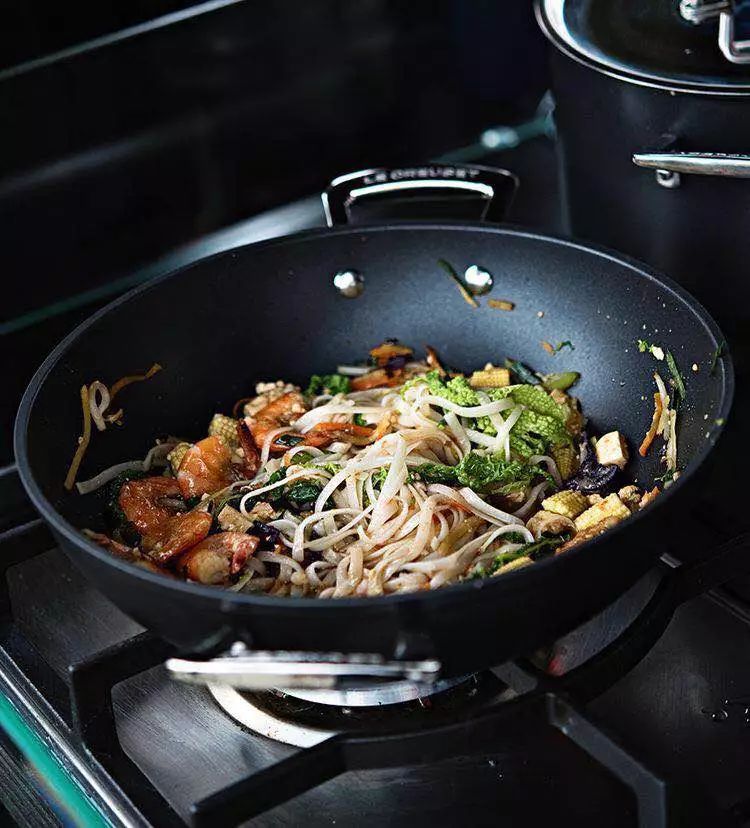 锅糊了满屋油烟怎么办,不粘锅菜锅烧糊了怎么办