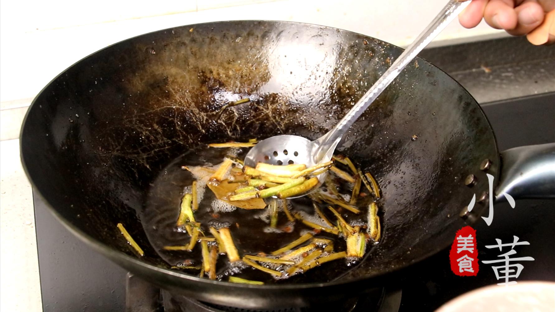 小董制作香菇酱,香菇酱不要辣椒