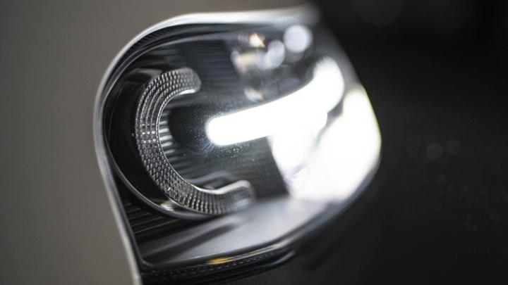 大灯炫酷有型,九号e100大灯效果